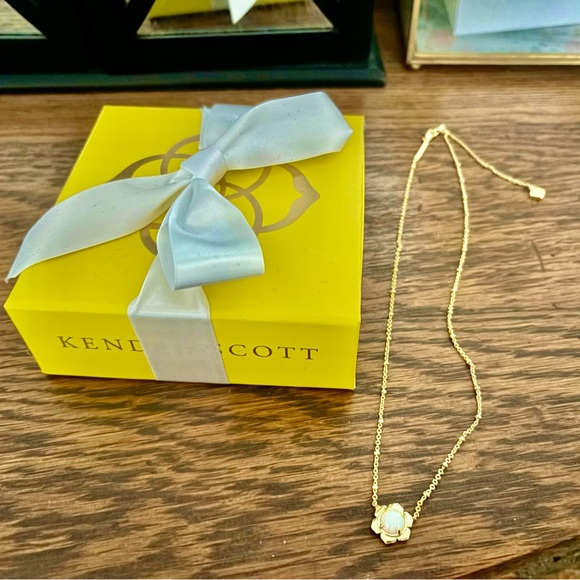Kendra Scott Susie Gold Pendant Necklace in White Kyocera Opal - Picture 6 of 16